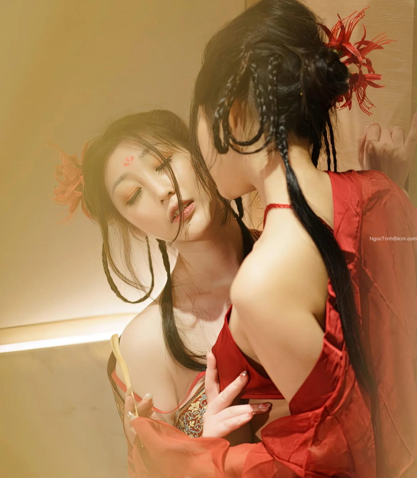 Ngắm ảnh gái xinh vú to lộ hàng với biểu cảm dâm đãng