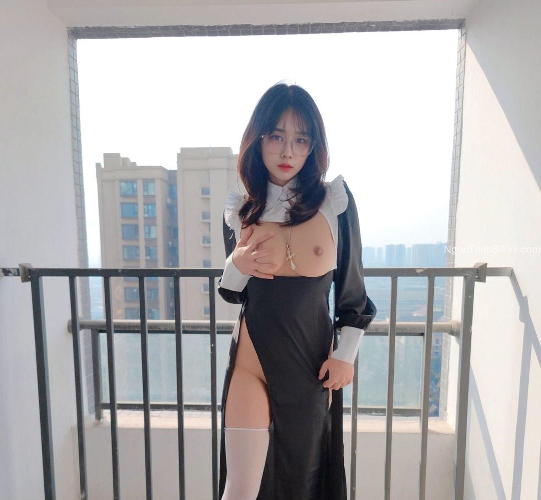 Ngắm ảnh cô hầu gái xinh đẹp khỏa thân khoe vú to tròn
