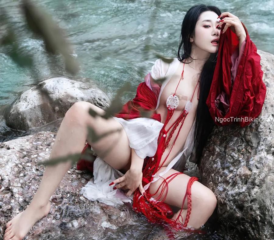 Gái xinh chụp ảnh nude móc bím bên suối trong