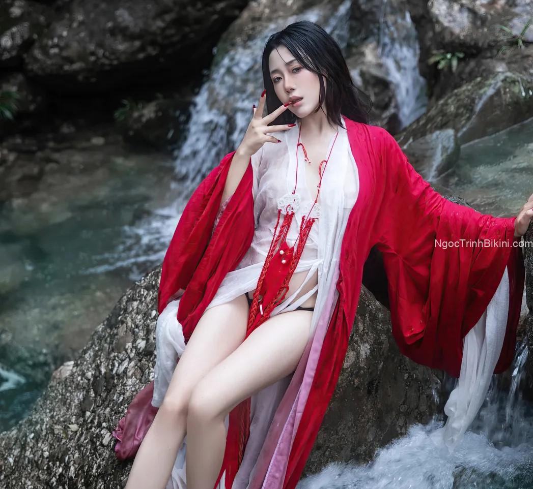 Cơ thể ướt át của em gái vú to bên suối