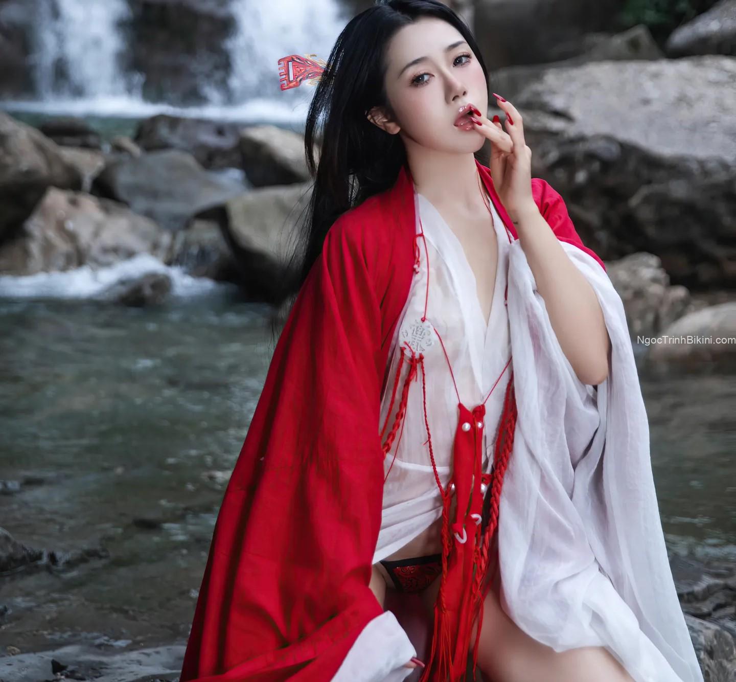 Ngắm ảnh gái xinh vú to tròn bên suối cực dâm đãng