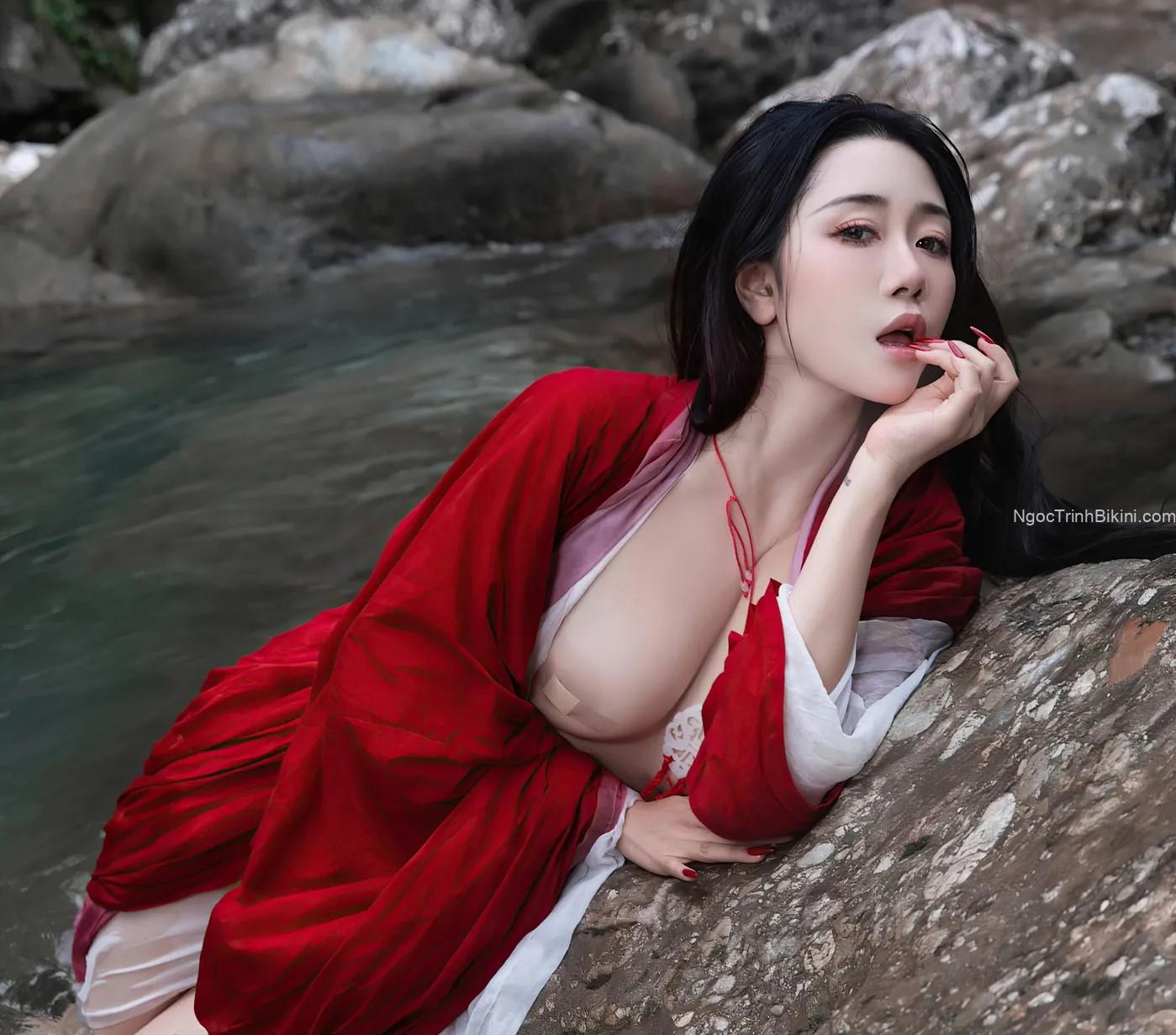 Em gái xinh đẹp chụp ảnh nude bên tảng đá