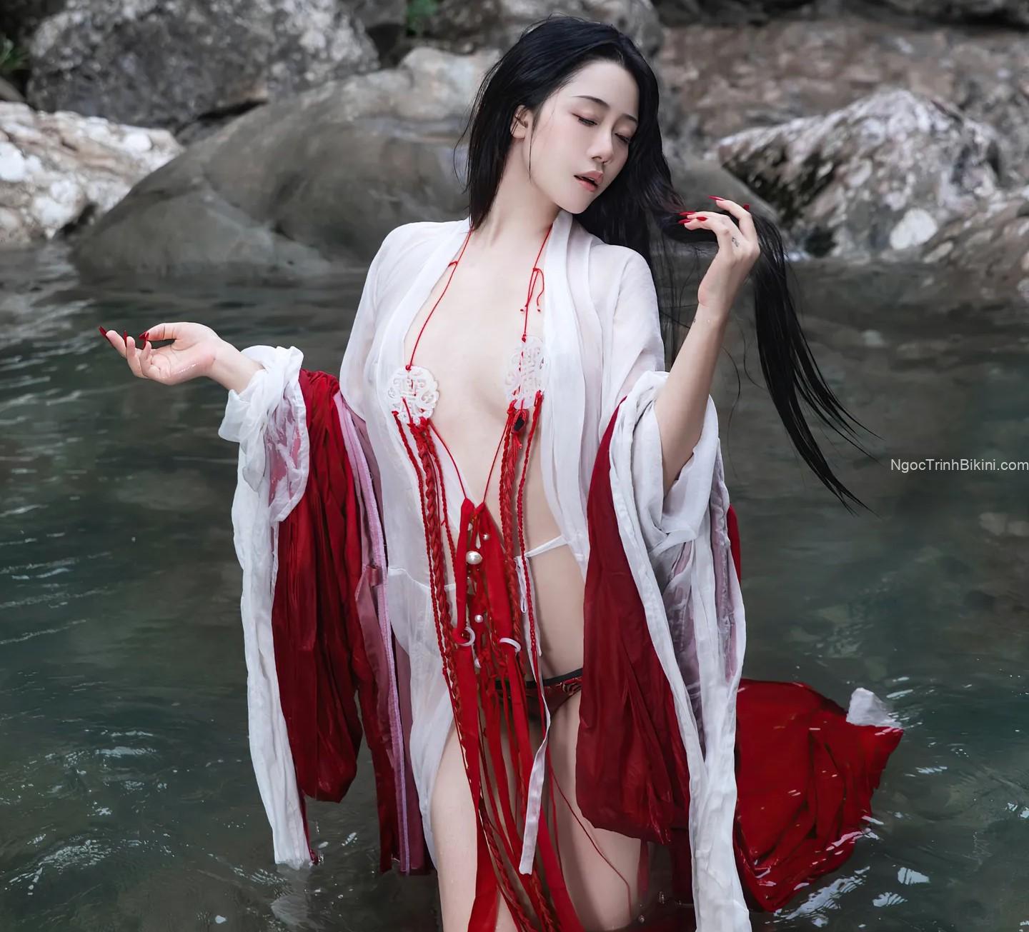 Cô nàng xinh đẹp chụp ảnh nude ngoài trời cực tự nhiên