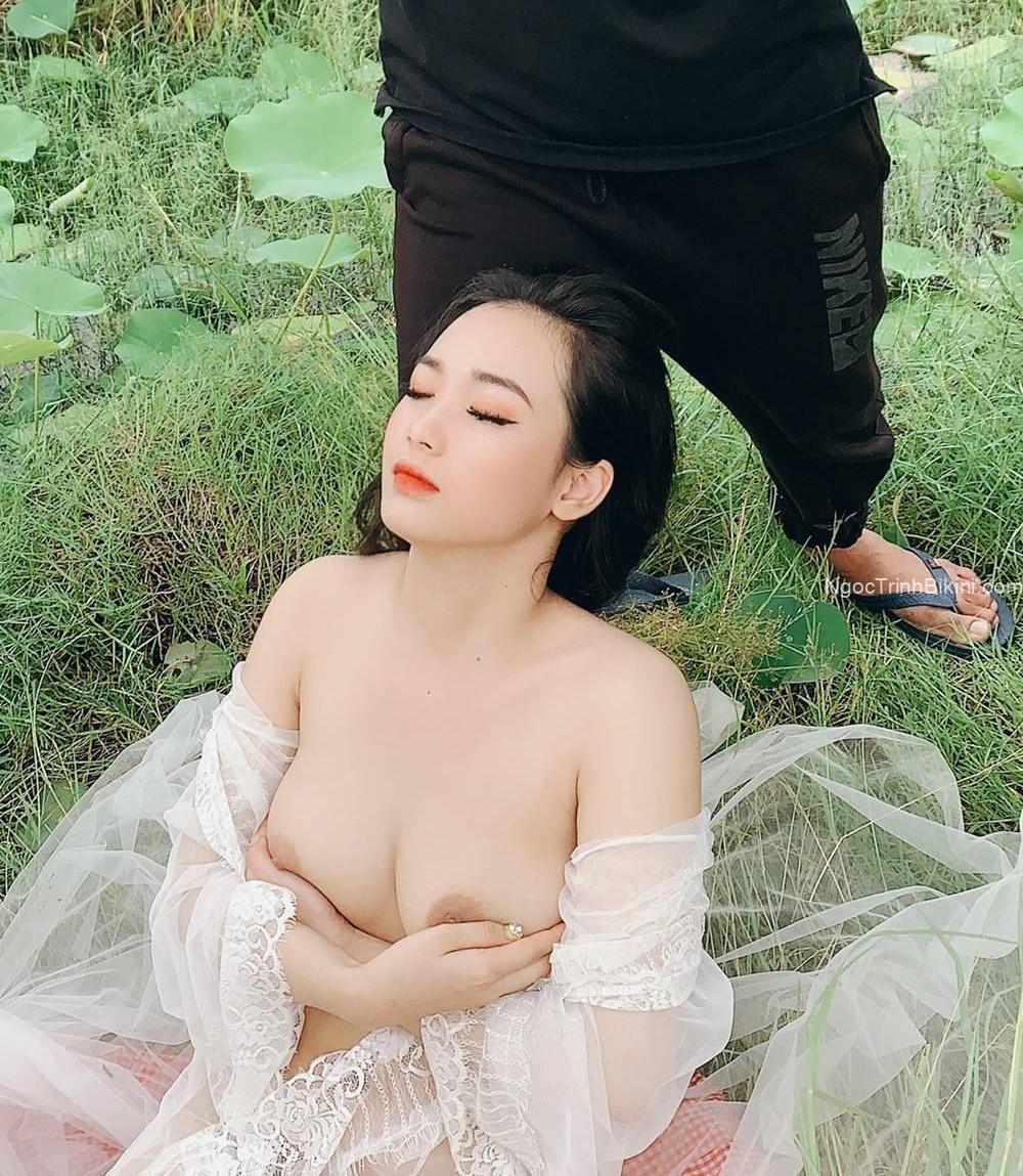Bộ ảnh gái xinh khỏa khoe ngực bự nhìn là muốn bú