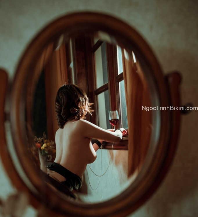 Ngắm hình gái xinh lộ hàng khoe vú bên cửa sổ