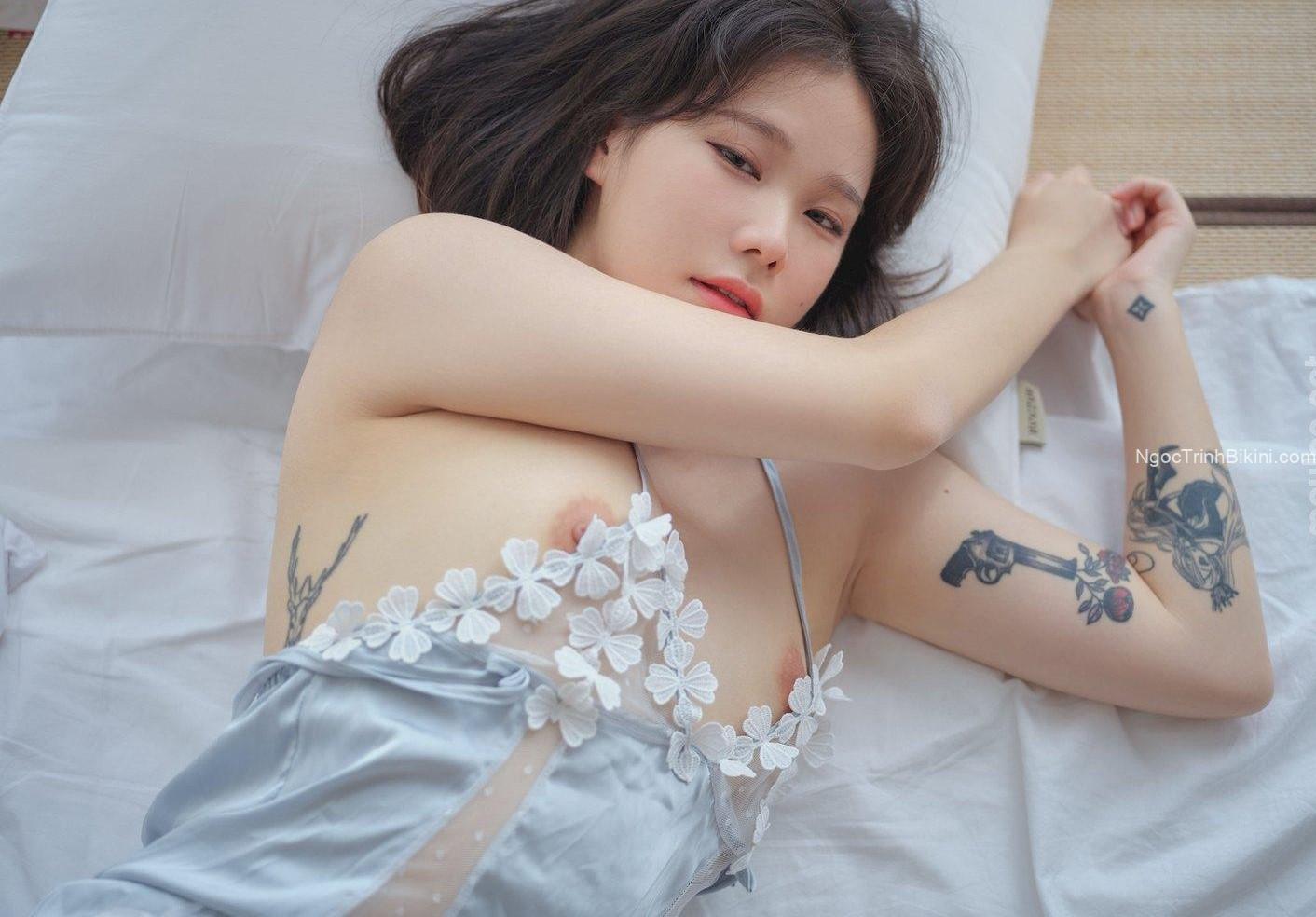 Gái xinh chụp ảnh nude lộ ti hồng