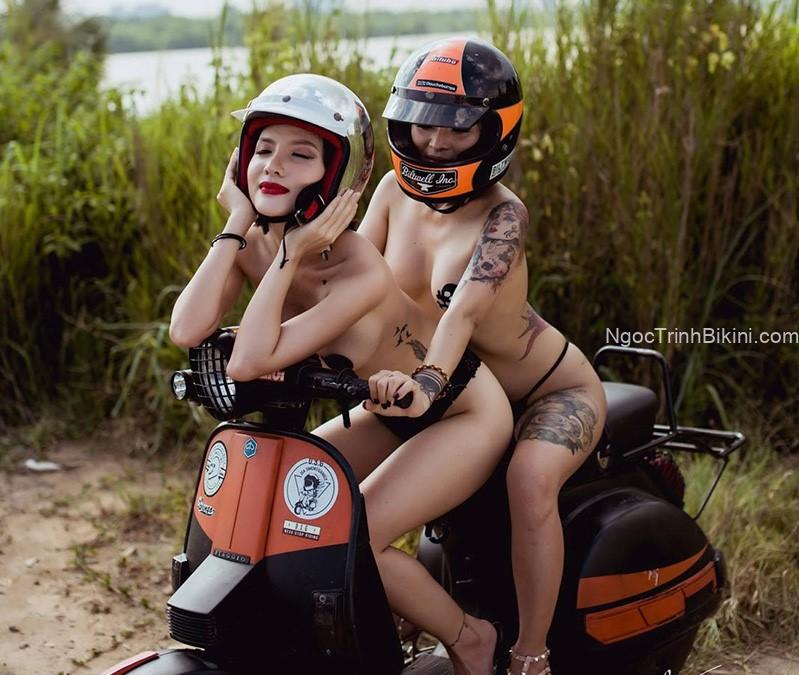 Ngắm ảnh gái xinh xăm mình khỏa thân trên xe đạp điện