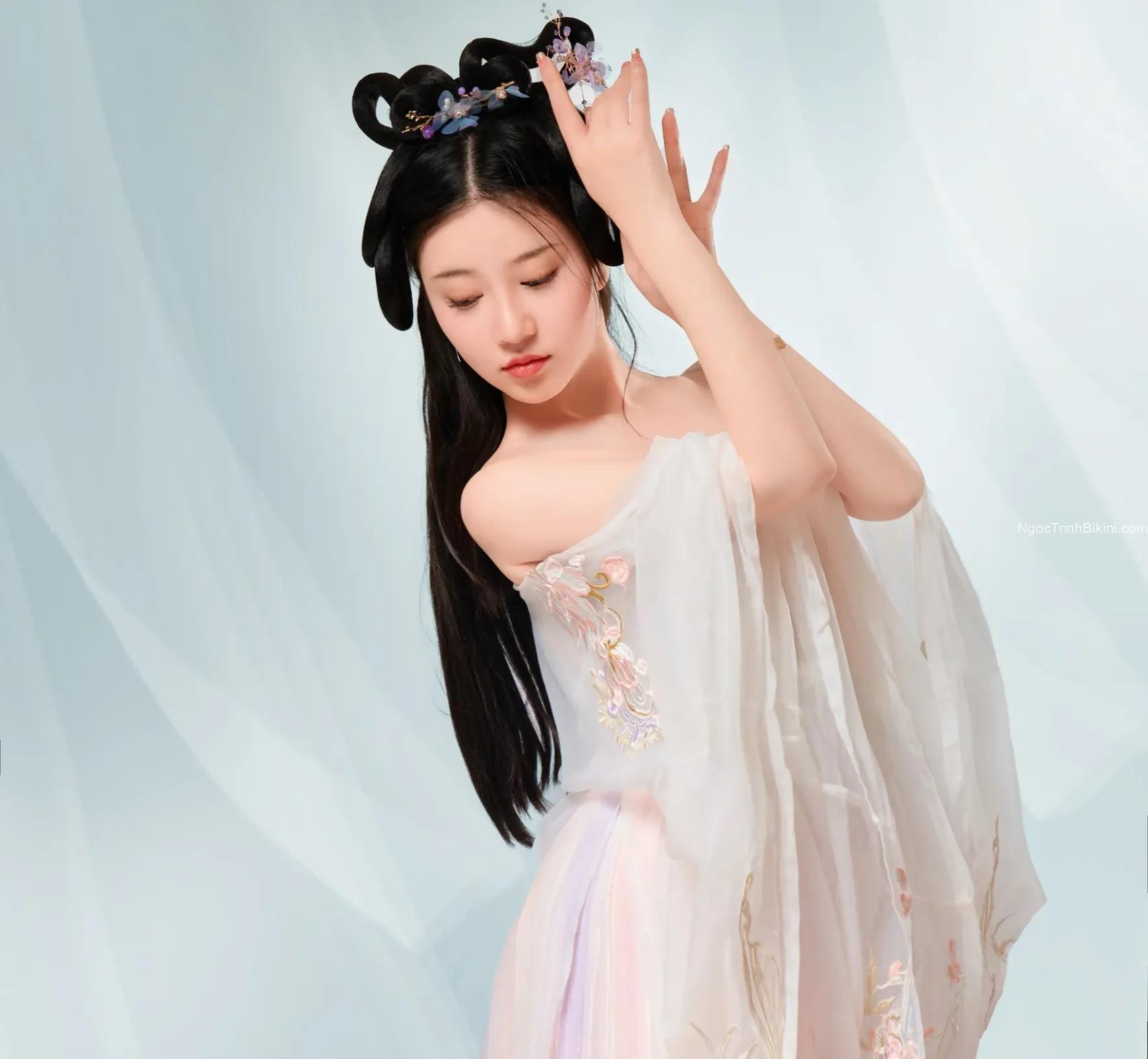 Ngắm ảnh cô nương vú to lộ hàng khoe thân hình trắng nuột nà