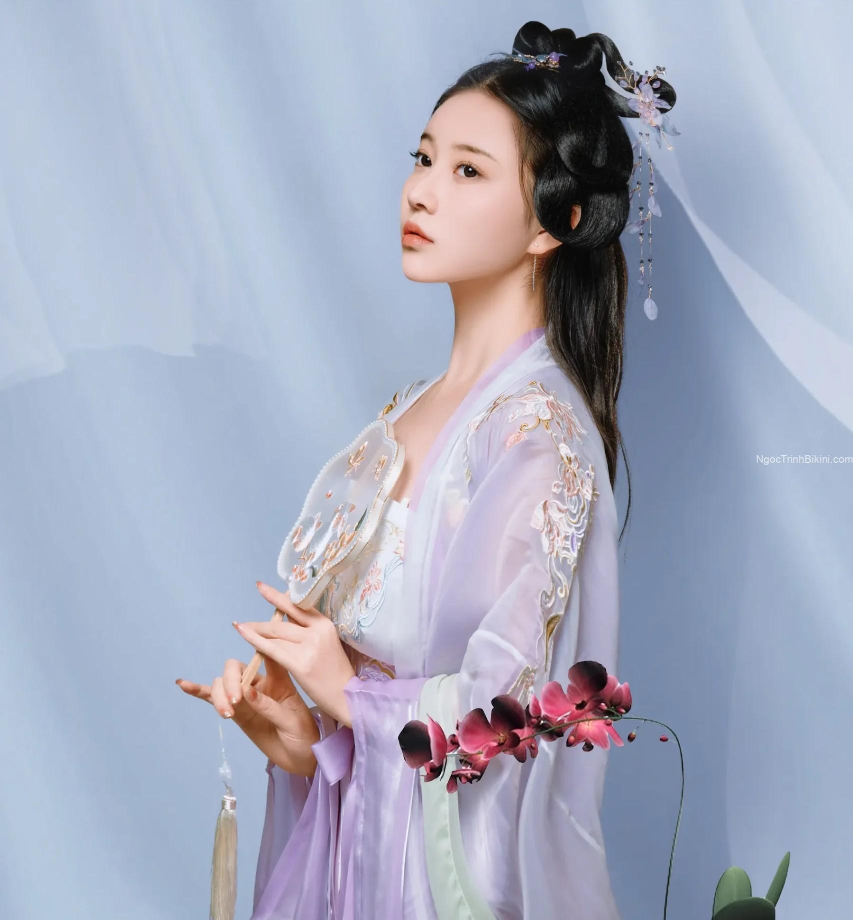 Cô tiểu thư nứng lồn đang nhớ nhung người tình